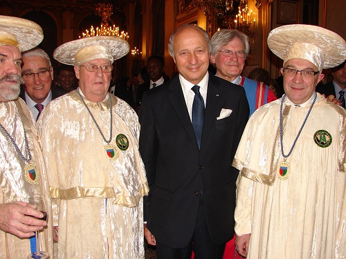 Les confrères avec Monsieur le ministre des Affaires Etrangères